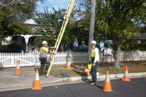 level 2 electrician in Northern Beaches disconnecting and reconnecting service lines